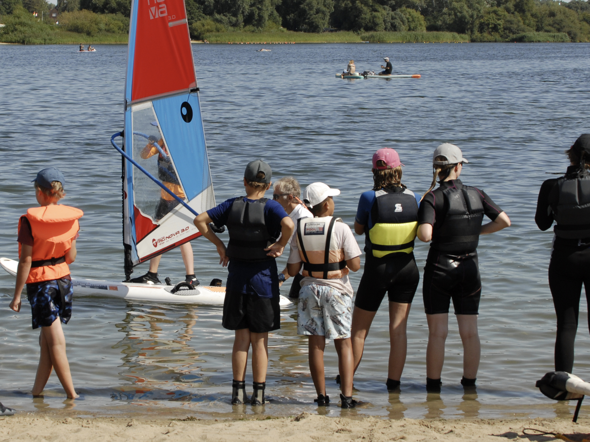 Windsurfen beim Sommercamp der Hamburger Segeljugend